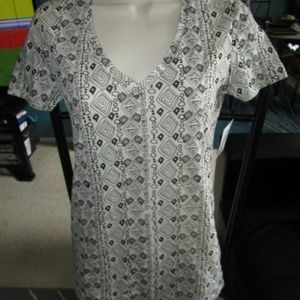 BDG NEW BLACK WHITE GEOMETRIC PRINT V-NECK SHIRT